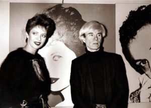 Foto: Regina Schreker con Andy Warhol (Opera) © Andy Warhol -LOVE POP – Icons e Masterpieces