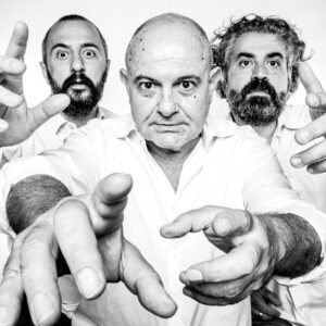 Foto di scena: Hank - Al centro Riccardo Magherini © Alle Bonicalzi - Milano, PACTA SALONE, dal 9 al 18 maggio 2025