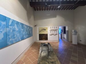 Foto: Allestimento mostra “La Commedia Umana” © Pinacoteca Comunale di Città di Castello