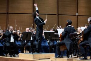 Foto: M.° Tjeknavorian dirige l’Orchestra Sinfonica di Milano in Beethoven-Mahler © Angelica Concari - Auditorium di Milano, 3-5 ottobre 2025