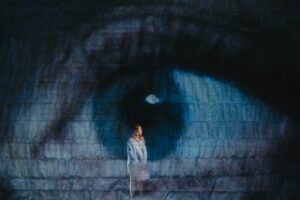 Foto di scena: Causa di beatificazione © Elisa Calabrese © SlowMachine - Milano, Teatro Menotti Filippo Perego dal 27 al 30 ottobre 2025