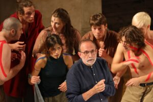 Foto di scena: Prometeo – Al centro Gabriele Vacis © Roberto De Biasio - Milano, Teatro Menotti, 14 e 15 ottobre 2025