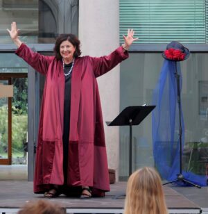 Foto di scena: Alda. Parole al vento - Donatella Massimilla regista e testimone di Alda © CETEC - Milano, PACTA Salone, lunedì 3 novembre 2025