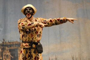 Foto di scena: Arlecchino © Ciminaghi - Piccolo Teatro di Milano - Milano, Piccolo Teatro Grassi, dal 23 ottobre al 2 novembre 2025
