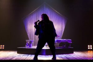 Foto di scena: La diva del Bataclan © Manuela Giusto - Roma, Teatro Vascello, dal 28 al 30 ottobre 2025