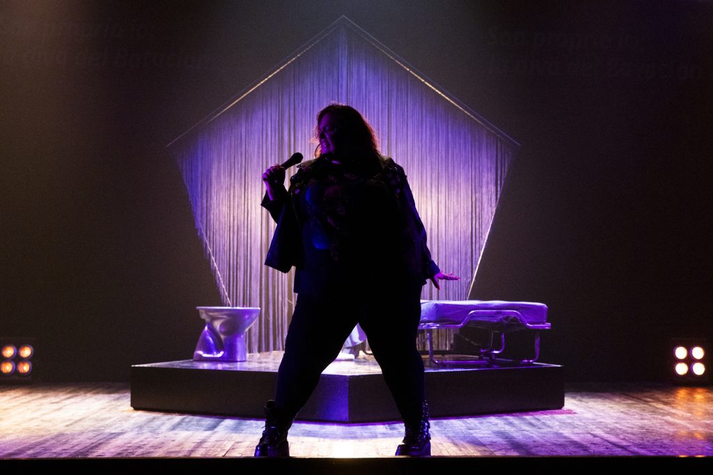 Foto di scena: La diva del Bataclan © Manuela Giusto - Roma, Teatro Vascello, dal 28 al 30 ottobre 2025