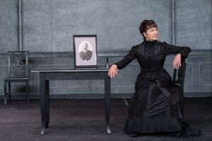 Foto di scena: Crisi di nervi (L’Orso) – Maddalena Crippa © Tommaso Le Pera - Milano, Teatro della Quattordicesima, 15 e 16 novembre 2025