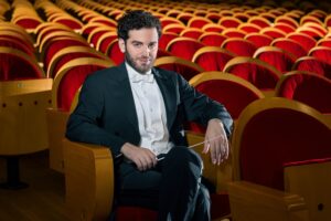 Foto: M.° Emmanuel Tjeknavorian © Sergio Bertani - Milano, Auditorium L.go Mahler, Teatro Gerolamo - 28 e 30 novembre 2025