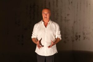 Foto di scena: Ulderico Pesce – Doppio Boom Pasolini © Centro Mediterraneo delle Arti - Milano, Teatro Menotti Filippo Perego, 11 novembre 2025