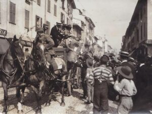 Foto: Milano, raccolta della lana per i soldati, 15 ottobre 1916 © Museo del Risorgimento - L'è e dì di mort, alegher - Teatro Menotti Filippo Perego, dal 28 al 30 ottobre 2025