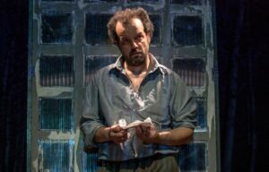 Foto di scena: Un bés, Antonio Ligabue – Mario Perrotta © Permar, Teatro dell’Argine - Milano, Teatro Menotti Filippo Perego, dal 3 al 9 novembre 2025