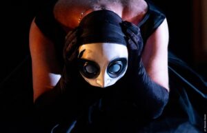 Foto di scena: Roberto Latini – Antigone © Manuela Giusto - Roma, Teatro Vascello, dal 21 al 30 novembre 2025