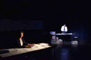 Foto di scena: Mai più Majorana – Anna Manella, Francesco Maruccia © Teatro degli Angeli, Milano, dal 16 al 18 gennaio 2026