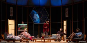 Foto di scena: Carrozzeria Orfeo – Salveremo il mondo prima dell’alba © Manuela Giusto - Milano, Teatro Elfo Puccini, Sala Shakespeare, fino a domenica 11 gennaio 2026