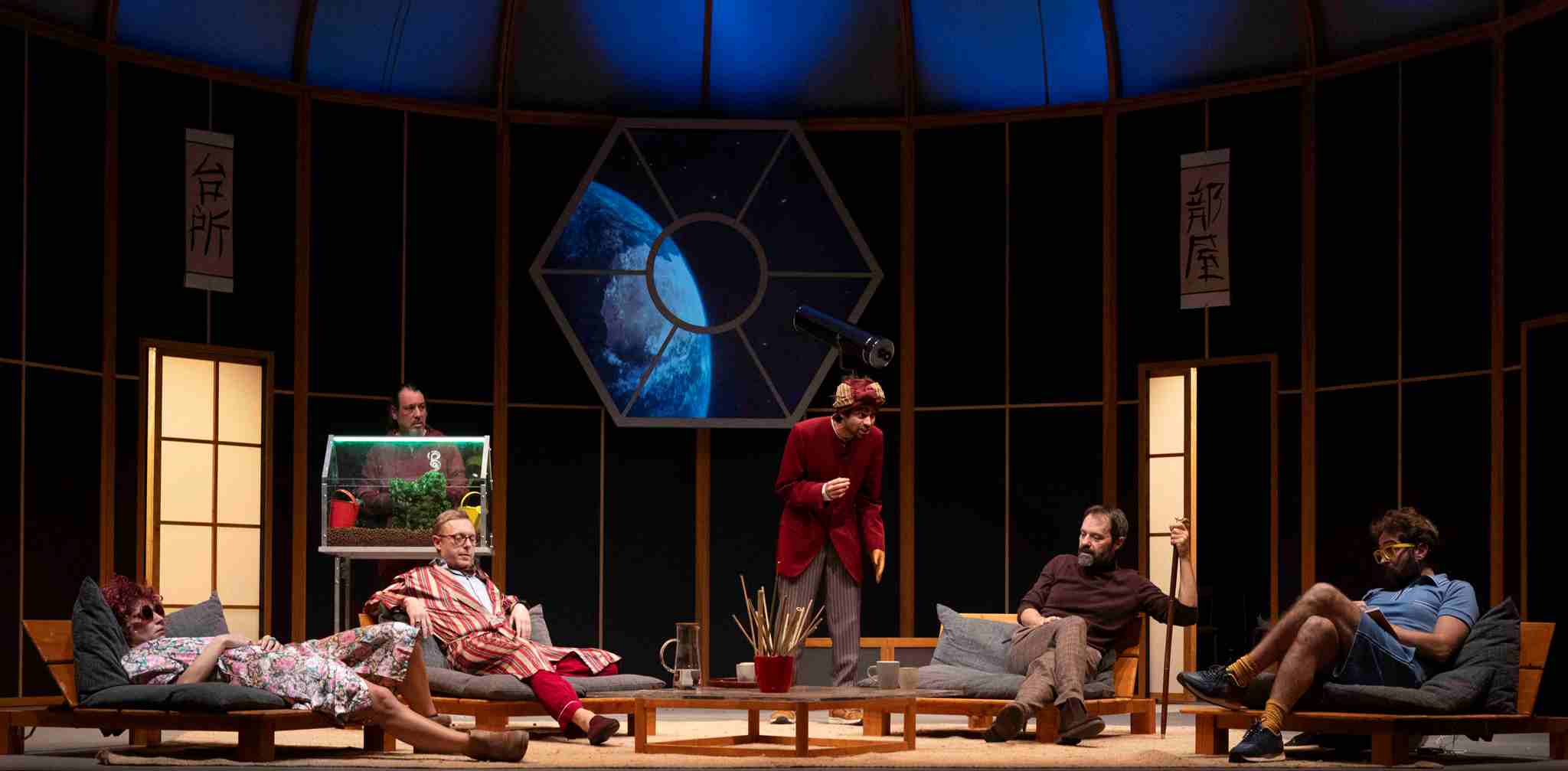 Foto di scena: Carrozzeria Orfeo – Salveremo il mondo prima dell’alba © Manuela Giusto - Milano, Teatro Elfo Puccini, Sala Shakespeare, fino a domenica 11 gennaio 2026