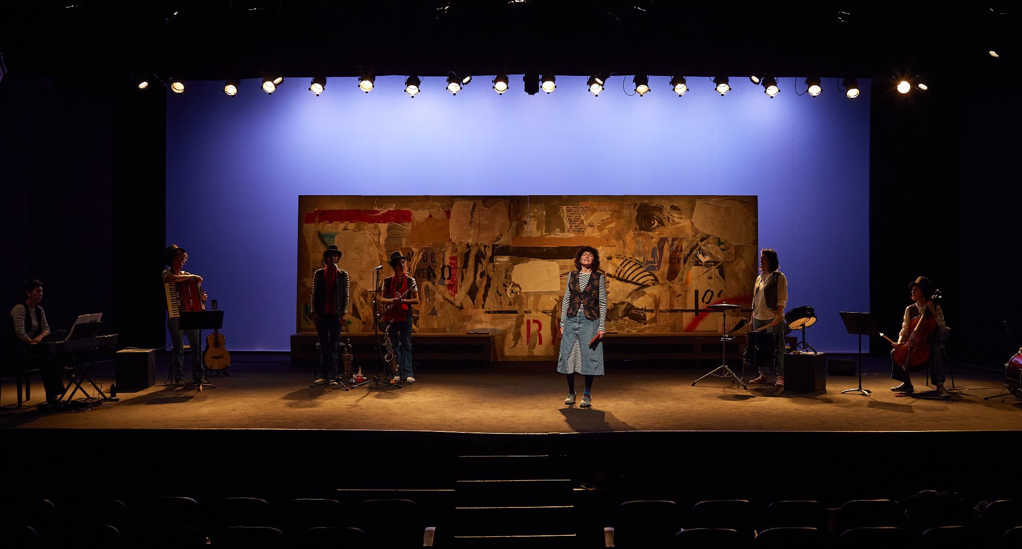 Foto di scena: Ahi Maria! Un teatro canzone per Rino Gaetano © Gianfranco Ferraro - Milano, Teatro Menotti Filippo Perego, dall'11 al 21 e dal 27 al 31 dicembre 2025 (Spettacolo di Capodanno)