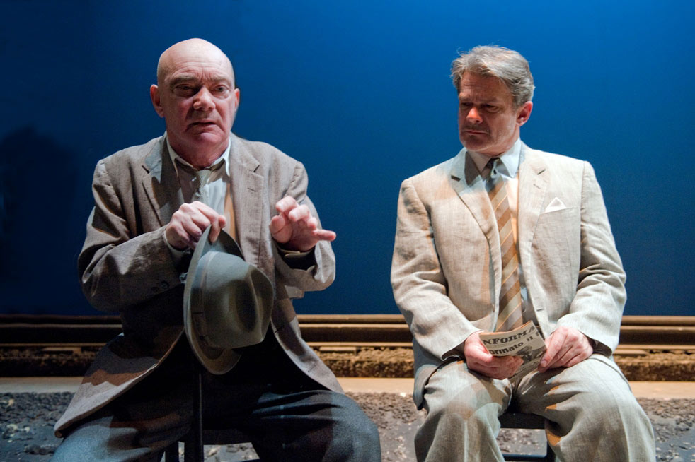 Foto di scena: Enzo Vetrano, Stefano Randisi – Fantasmi © Le Tre Corde, Compagnia Vetrano/Randisi - Milano, Teatro Oscar, dal 7 all'11 gennaio 2026