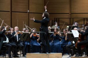 Foto: M.°Tjeknavorian dirige l’Orchestra Sinfonica di Milano © Angelica Concari - Auditorium di Milano, 10 e 11 gennaio 2026