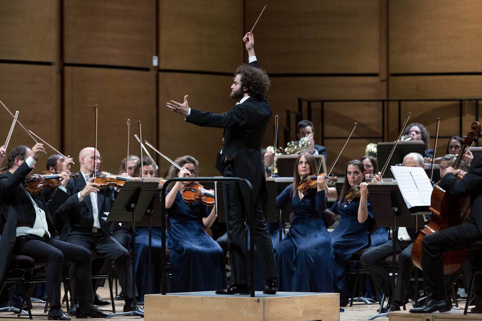 Foto: M.°Tjeknavorian dirige l’Orchestra Sinfonica di Milano © Angelica Concari - Auditorium di Milano, 10 e 11 gennaio 2026