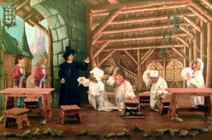 Foto di scena: Il pifferaio magico - La taverna © Associazione Grupporiani – Carlo Colla & Figli