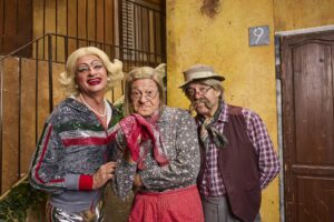 Foto di scena: da sin. Enrico Dalceri (Mabilia), Antonio Provasio (Teresa), Italo Giglioli (Giovanni) – I Promossi Sposi © I Legnanesi - Milano, Teatro Manzoni, fino a domenica 22 febbraio 2026