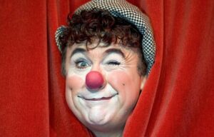 Foto: Il clown dei clown - Locandina spettacolo © Mosaico Errante © Tieffe Teatro Menotti - Milano, Teatro Menotti Filippo Perego, dal 2 al 6 gennaio 2026
