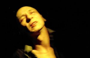 Foto di scena: Tre studi per una crocifissione – Danio Manfredini © Tieffe Teatro Menotti – Produzione ERT - Milano, Teatro Menotti Filippo Perego, 27 e 28 gennaio 2026