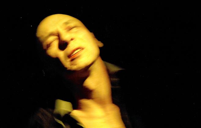 Foto di scena: Tre studi per una crocifissione – Danio Manfredini © Tieffe Teatro Menotti – Produzione ERT - Milano, Teatro Menotti Filippo Perego, 27 e 28 gennaio 2026