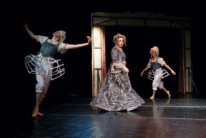 Foto di scena: La doppia vita di Emilie © Emma Terenzio - Milano, PACTA SALONE e Civico Planetario Ulrico Hoepli