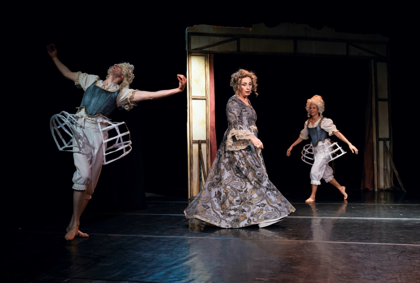 Foto di scena: La doppia vita di Emilie © Emma Terenzio - Milano, PACTA SALONE e Civico Planetario Ulrico Hoepli