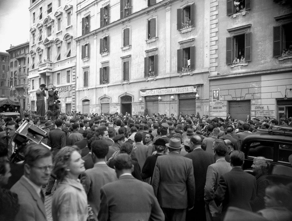 Foto: Roma, aprile 1948 - La coda fuori da un seggio elettorale © ANSA