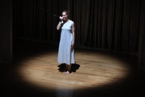 Foto di scena: Crave - Leda Kreider © Ceccon © Emilia Romagna Teatro- Modena, Teatro delle Passioni, dal 10 al 15 febbraio 2026