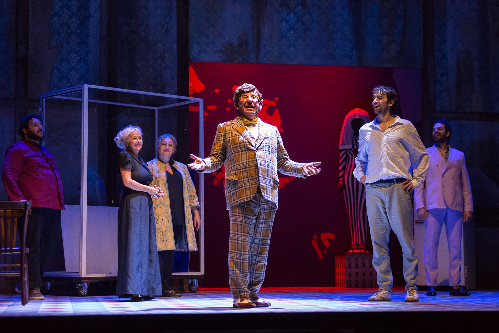 Foto di scena: Gli Innamorati - Casadio, Giordano, Lauria, Tarchiani, Carpinelli, Spitaleri © Filippo Venturi - Milano, Teatro Menotti Filippo Perego, dal 3 all'8 febbraio 2026 - In tournée