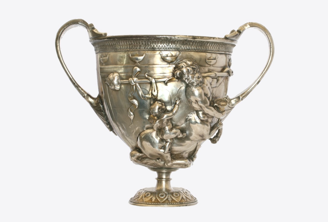 Foto: coppa profonda da vino (Kantharus) con centauro e amorino dalla Casa dell'Argenteria © Museo Archeologico Nazionale di Napoli