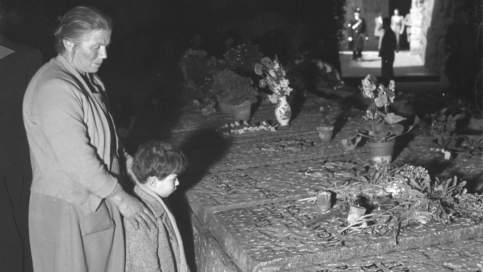 Foto: Roma, Fosse Ardeatine © Giuseppe Ferrara - Resistere a Roma – Documentario, 1966 © Archivio Storico Istituto Luce