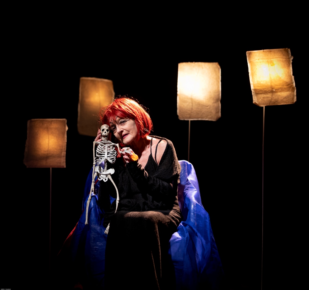 Foto di scena: Terra Desolata – Annig Raimondi © Emma Terenzio - Milano, PACTA SALONE, Festival di Teatro transnazionale dal 25 al 29 maggio 2026