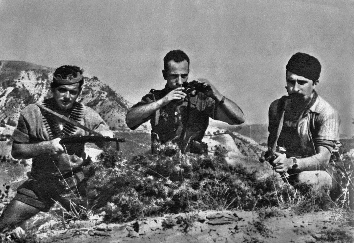 Foto: gruppo di partigiani che presidia una postazione sull’Appennino emiliano nel 1944 (da web)