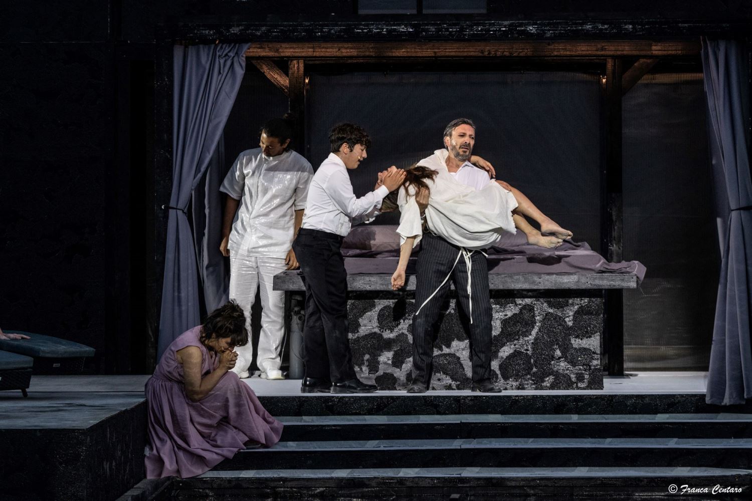 Foto di scena: Alcesti - Aldo Ottobrino (Admeto), Riccardo Scalia (figlio di Alcesti) © Franca Centaro