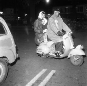 Fausto Asperti, Famiglia su una Vespa, Bergamo, 1961© Museo delle storie di Bergamo - Archivio fotografico Sestini, fondo Fausto Asperti
